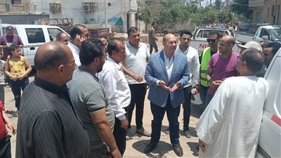 نائب محافظ الجيزة يلتقي الباعة المتواجدين بالسوق العشوائي بمنطقة مزلقان السكة الحديد بالبدرشين