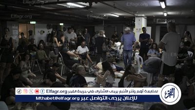 حارس أمن إسرائيلي يمنع شابًا فلسطينيًا من الاحتماء في الملجأ ويدخل امرأة إسرائيلية