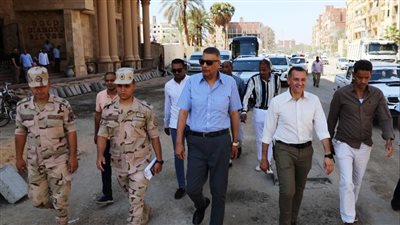 محافظ أسوان يتفقد الأعمال الجارية بمشروع تطوير وتوسعة وتجميل طرق المدينه