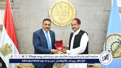 محافظ مطروح يكرم الحاصلين على شهادة الماجستير من الديوان العام