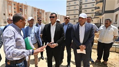 وزير الإسكان يتفقد أعمال تطوير المحاور والطرق الرئيسية ومشروعا سكنيا ومحطة صرف صحي بمدينة بدر