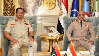الفريق أحمد خليفة رئيس أركان حرب القوات المسلحة يلتقى رئيس أركان القوات البرية بالجيش الليبى