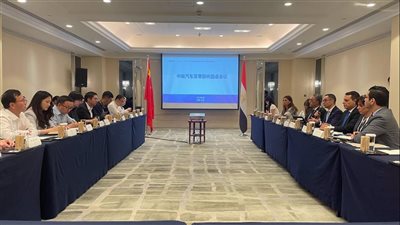 وزير الاستثمار يشارك بفعاليات المائدة المستديرة لقطاع السيارات