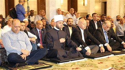 وزير الأوقاف وعدد من الوزراء والمسؤولين يؤدون صلاة الجمعة بمسجد السيدة نفيسة 