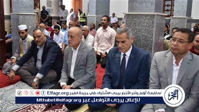 وسط جموع المصلين.. محافظ الأقصر يؤدى صلاة الجمعة بمسجد شركة مياه الشرب والصرف الصحي