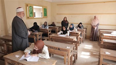 وكيل الأزهر يتفقد لجان الامتحانات في اللغة الإنجليزية ويطمئن الطلاب