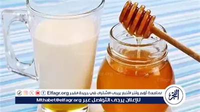 ماذا يحدث لجسمك عند إضافة ملعقة من العسل إلى كوب الحليب؟.. 7 فوائد مذهلة لصحتك