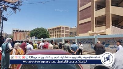 انتهاء امتحان اللغة الأجنبية الأولى لطلاب الثانوية العامة وبدء خروج الطلاب وسط حضور مكثف لأولياء الأمور