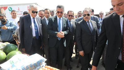 وزير التموين ومحافظ الشرقية يفتتحان سوق اليوم الواحد بمدينة العاشر من رمضان