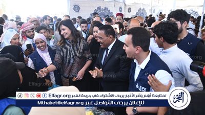 محافظ مطروح والسفيرة نبيلة مكرم يتفقدان القافلة التنموية الخدمية بالضبعة