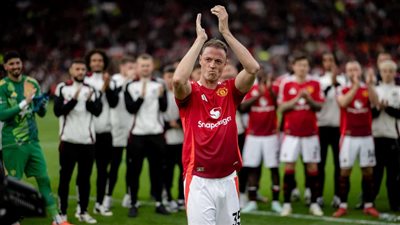 رسميًا.. مدافع مانشستر يونايتد يعلن اعتزاله كرة القدم