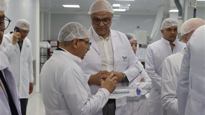 وزير قطاع الأعمال يتفقد تطوير مصانع النصر للكيماويات الدوائية (صور)