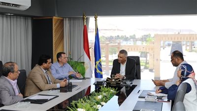 محافظ أسوان يترأس اجتماعًا لتطبيق التأمين الصحي الشامل بدءًا من الغد