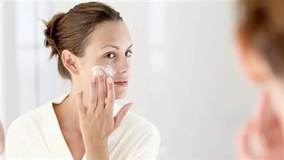 العناية بالبشرة قبل النوم في فصل الصيف.. خطوات ليلية تمنحك إشراقة الصباح