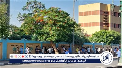 خروج طلاب الثانوية العامة من اللجان بعد أداء امتحانى الكيمياء والجغرافيا بأسيوط 