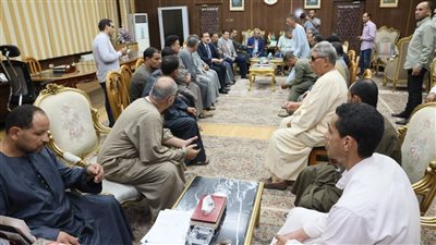 محافظ المنوفية يلتقي أسر شهداء كفر السنابسة للاستماع لمطالبهم ودعمهم