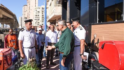 محافظ الإسكندرية يتفقد توسعة الكورنيش ويوجه بإزالة عقار متهالك وتنظيم المعدات على الشواطئ