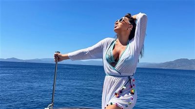 «رحلة بحرية».. إليسا تخطف الانظار في أحدث ظهور لها 