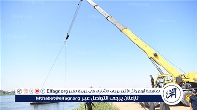 الدفع بمعدات ثقيلة لاستخراج السيارة الغارقة في حادث معدية دشنا