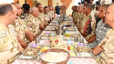 رئيس الأركان يتفقد معهد ضباط الصف ويلتقي بهيئة التدريس والطلبة 