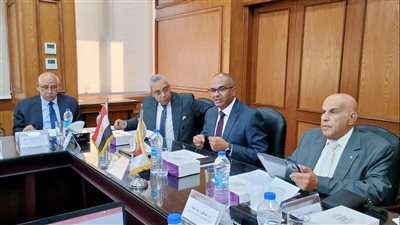 نائب وزير الإسكان يعقد اجتماعًا مع اللجنة التنسيقية العليا لتحديث أكواد مياه الشرب والصرف الصحي