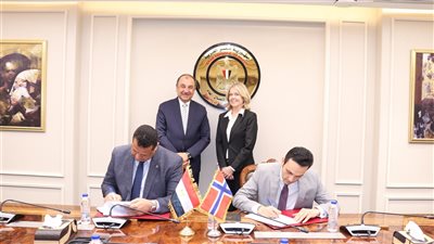 وزير قطاع الأعمال وسفيرة النرويج بالقاهرة يشهدان توقيع اتفاق بين 