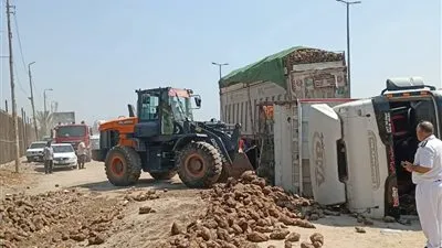 انقلاب سيارة نقل ثقيل محملة بالبنجر بالطريق الزراعي بالقليوبية