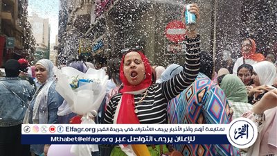 أجواء مليئة بالفرحة والسعادة.. لحظة خروج طالبات الثانوية العامة بمدرسة هدى شعراوي في الإسكندرية