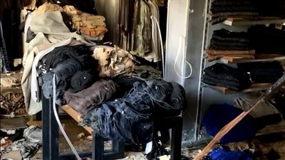 اندلاع حريق هائل داخل محلات ملابس بشارع فيصل