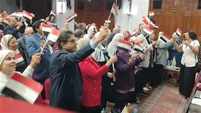 بالأعلام وصيحات الفرحة.. الأطباء البيطريون يحتفلون بثورة 30 يونيو في «دار الحكمة»