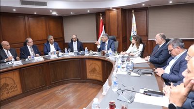 محافظ الجيزة يبحث مع نائب وزير الإسكان الموقف التنفيذي لمشروعات مياه الشرب والصرف الصحي