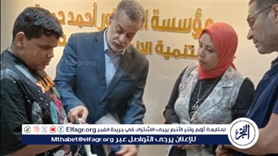 محافظ أسيوط يوجه بتسليم عصا ذكية لطالب بمدرسة النور للمكفوفين 