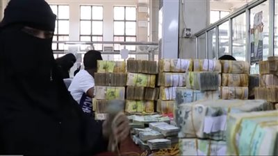 الحوثيون يشعلون فتيل الانهيار الاقتصادي: قرارات تعسفية وسك عملات مزورة تهدد اليمن
