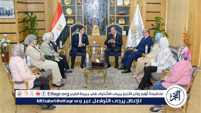 رئيس جامعة المنصورة يستقبل اللواء حافظ محمود حسن خلال مشاركته في ندوة 