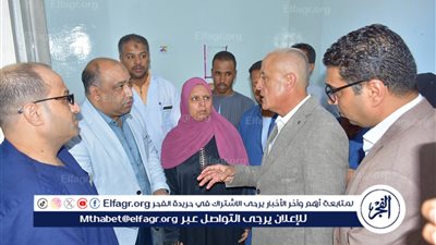 محافظ الأقصر يزور العامل المصاب بمشروع صرف صحي العضايمة ويوجه بتقديم الرعاية الطبية اللازمة