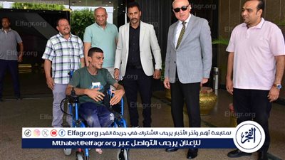 محافظ الأقصر يستجيب لمواطن ويسلمه كرسيًا كهربائيًا متحركًا (بالصور)