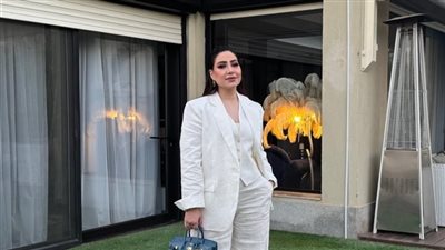 ببدلة بيضاء صيفية.. بوسي تخطف الأنظار في أحدث ظهور لها 