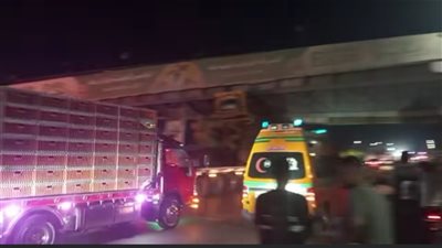 نتيجة لاصطدام سيارة تحمل لودر …انحدار كوبري مشاة على الطريق الزراعي بطوخ