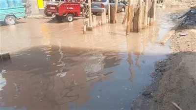 إصلاح انفجار خط مياه ٤٥٠ مم مغذي للوحدة المحلية ببابل بقرية زناره بالمنوفية