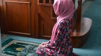 هل الصلاة بملابس عليها رسومات باطلة؟.. أمين الإفتاء يحسم الجدل