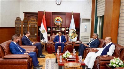 رئيس «جهار» يبحث مع محافظ مطروح سُبل دعم المنشآت الصحية استعدادًا لتطبيق التأمين الصحي الشامل