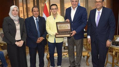 محافظ الغربية يستقبل أوائل الثانوية العامة ويهديهم المصحف الشريف تكريمًا لتفوقهم