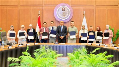 وزير التعليم يكرم أوائل الثانوية العامة ويشيد بتفوقهم وتميزهم