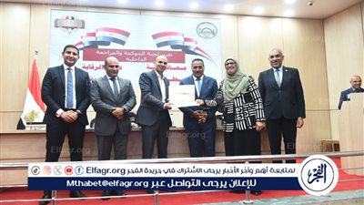 محافظ مطروح يكرم اللواء مجدي الوصيف السكرتير العام والمهندس حسين السنينى السكرتير المساعد