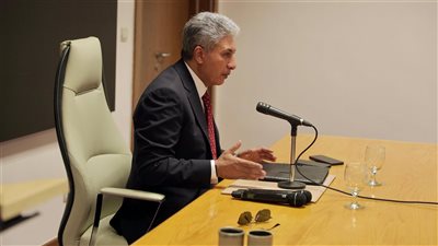 وزير السياحة والاثار يستعرض مشروع تطوير الخدمات بمنطقة أهرامات الجيزة 