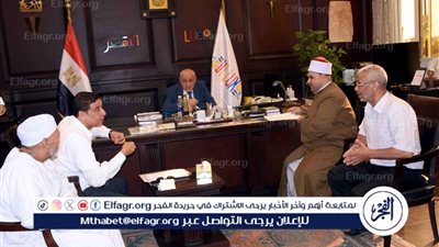 محافظ الأقصر يستقبل وفد أهالى منطقة جزيرة العوامية ويوجه بحلول فورية لعدد من المطالب الخدمية