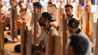 انتقادات حادة لمحمد صلاح بسبب ظهوره في طقوس بوذية مع لاعبي ليفربول