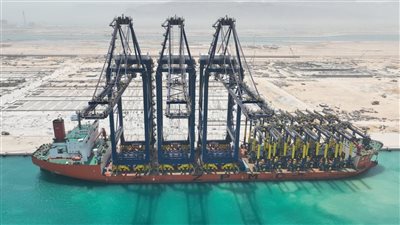 وصول دفعة جديدة من الأوناش العملاقة إلى محطة حاويات هاتشيسون بميناء السخنة