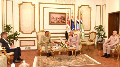 الفريق أول عبد المجيد صقر يلتقى رئيس هيئة الأركان المشتركة الباكستانية 