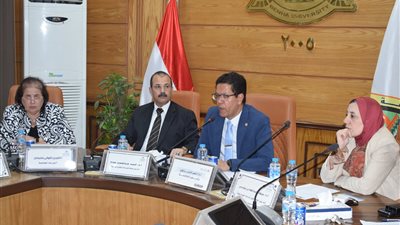 رئيس جامعة بنها يترأس اجتماع لجنة المنشآت بالجامعة